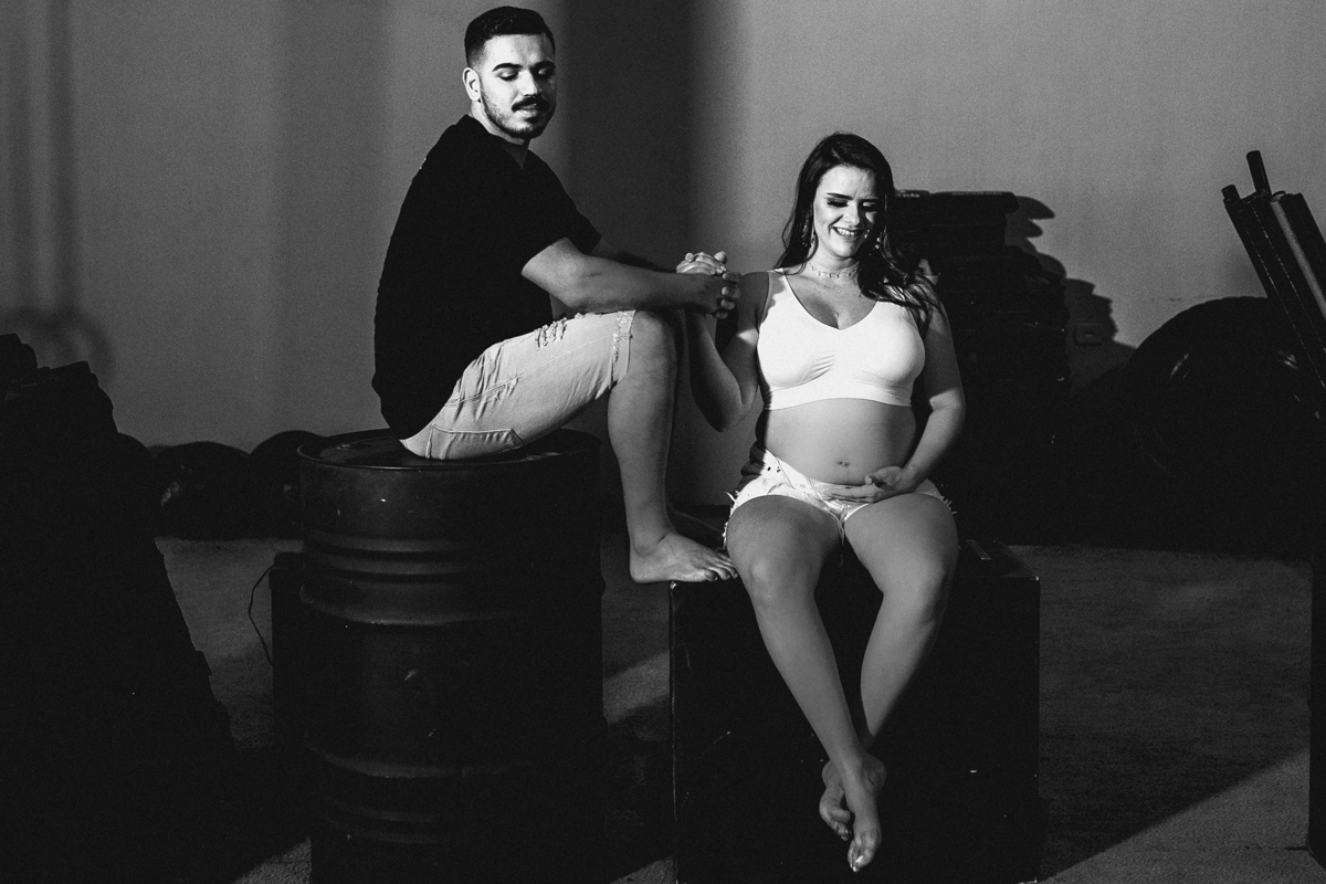 ensaiogestante ensaio de casal, foto de casal, foto de gravida , ensaio de gravida, foto externa de gravida, foto de gestante, foto de casal, ensaio de mãe e filho, riacho de santana, bom jesus da lapa, thaty  alves fotografia, bahia, foto sorrindo , feli