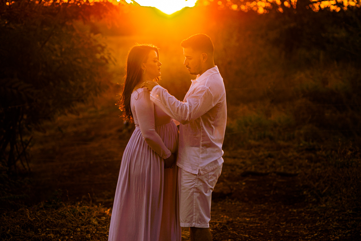 ensaiogestante ensaio de casal, foto de casal, foto de gravida , ensaio de gravida, foto externa de gravida, foto de gestante, foto de casal, ensaio de mãe e filho, riacho de santana, bom jesus da lapa, thaty  alves fotografia, bahia, foto sorrindo , feli