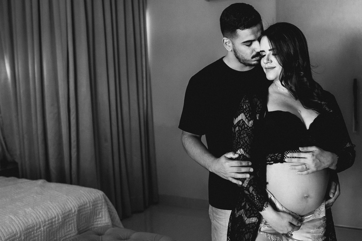 ensaiogestante ensaio de casal, foto de casal, foto de gravida , ensaio de gravida, foto externa de gravida, foto de gestante, foto de casal, ensaio de mãe e filho, riacho de santana, bom jesus da lapa, thaty  alves fotografia, bahia, foto sorrindo , feli