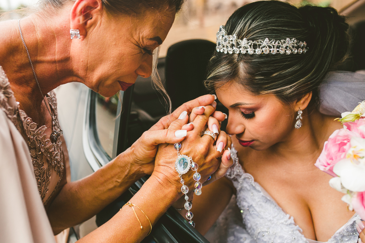 .. #noiva #wedding #weddingday #universodasnoivas #weddingdress #casamento #vestidodenoiva #madrinha#dresses #instadress #bride #weddinginspiration #lapisdenoiva #casamento #fotografodecasamento #weddingphotographer #esession#ensaio #fotografiadecasamento