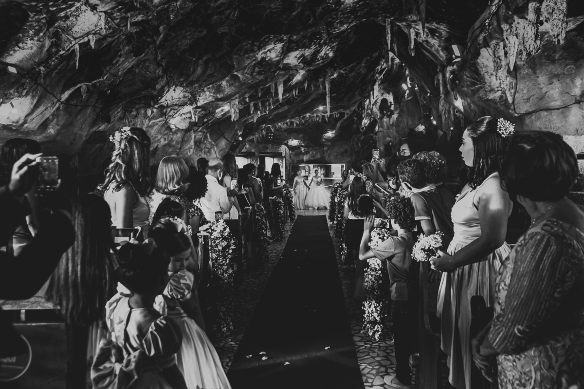 .. #noiva #wedding #weddingday #universodasnoivas #weddingdress #casamento #vestidodenoiva #madrinha#dresses #instadress #bride #weddinginspiration #lapisdenoiva #casamento #fotografodecasamento #weddingphotographer #esession#ensaio #fotografiadecasamento