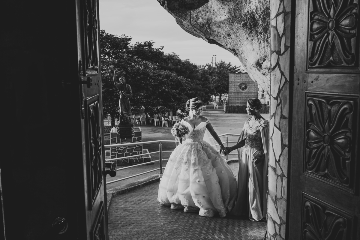 .. #noiva #wedding #weddingday #universodasnoivas #weddingdress #casamento #vestidodenoiva #madrinha#dresses #instadress #bride #weddinginspiration #lapisdenoiva #casamento #fotografodecasamento #weddingphotographer #esession#ensaio #fotografiadecasamento