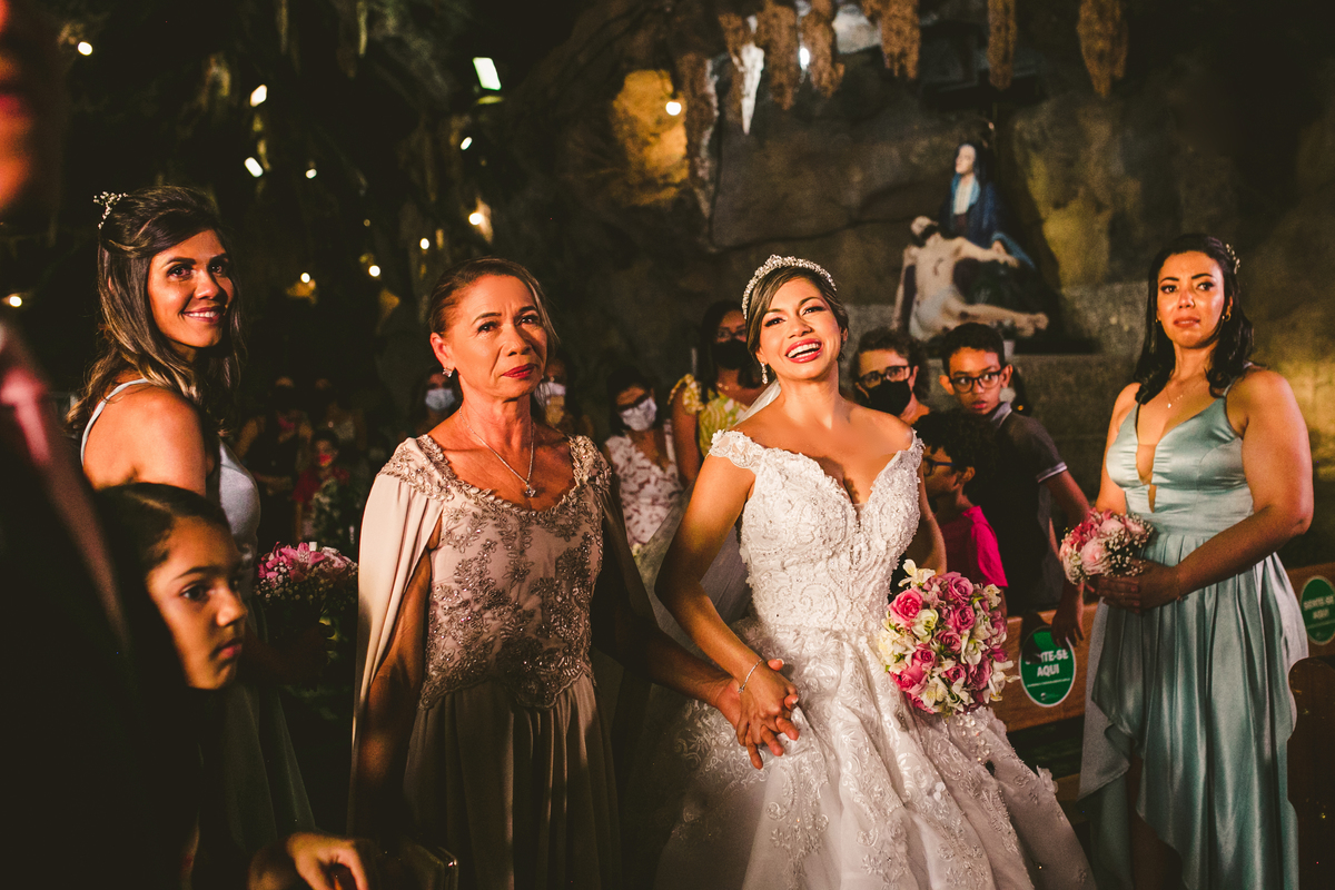 .. #noiva #wedding #weddingday #universodasnoivas #weddingdress #casamento #vestidodenoiva #madrinha#dresses #instadress #bride #weddinginspiration #lapisdenoiva #casamento #fotografodecasamento #weddingphotographer #esession#ensaio #fotografiadecasamento