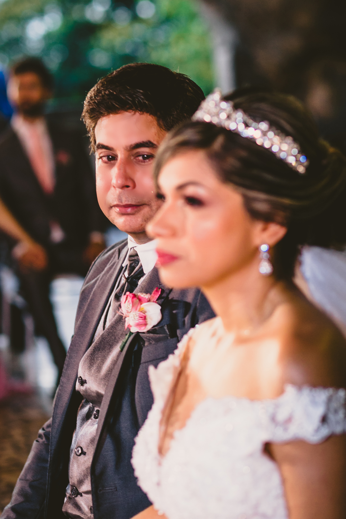 .. #noiva #wedding #weddingday #universodasnoivas #weddingdress #casamento #vestidodenoiva #madrinha#dresses #instadress #bride #weddinginspiration #lapisdenoiva #casamento #fotografodecasamento #weddingphotographer #esession#ensaio #fotografiadecasamento