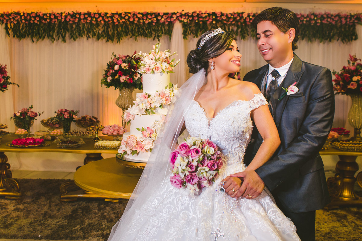 .. #noiva #wedding #weddingday #universodasnoivas #weddingdress #casamento #vestidodenoiva #madrinha#dresses #instadress #bride #weddinginspiration #lapisdenoiva #casamento #fotografodecasamento #weddingphotographer #esession#ensaio #fotografiadecasamento