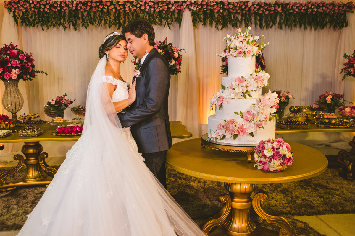 .. #noiva #wedding #weddingday #universodasnoivas #weddingdress #casamento #vestidodenoiva #madrinha#dresses #instadress #bride #weddinginspiration #lapisdenoiva #casamento #fotografodecasamento #weddingphotographer #esession#ensaio #fotografiadecasamento