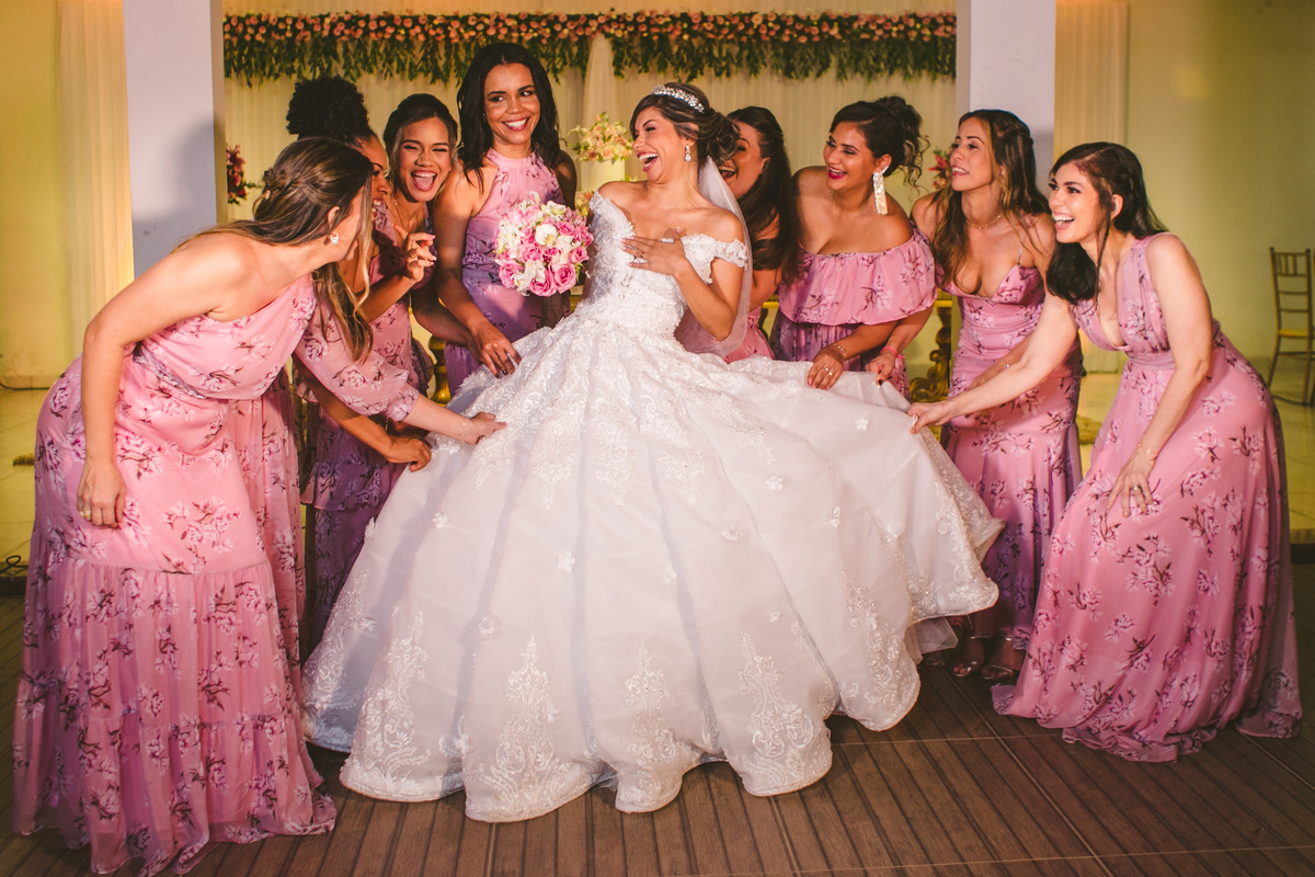 .. #noiva #wedding #weddingday #universodasnoivas #weddingdress #casamento #vestidodenoiva #madrinha#dresses #instadress #bride #weddinginspiration #lapisdenoiva #casamento #fotografodecasamento #weddingphotographer #esession#ensaio #fotografiadecasamento