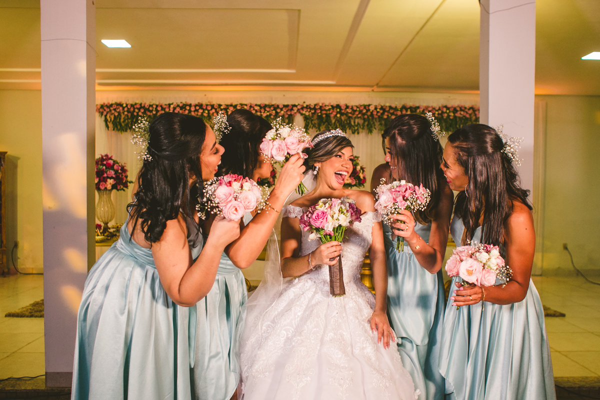 .. #noiva #wedding #weddingday #universodasnoivas #weddingdress #casamento #vestidodenoiva #madrinha#dresses #instadress #bride #weddinginspiration #lapisdenoiva #casamento #fotografodecasamento #weddingphotographer #esession#ensaio #fotografiadecasamento