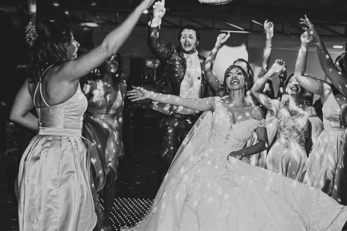 .. #noiva #wedding #weddingday #universodasnoivas #weddingdress #casamento #vestidodenoiva #madrinha#dresses #instadress #bride #weddinginspiration #lapisdenoiva #casamento #fotografodecasamento #weddingphotographer #esession#ensaio #fotografiadecasamento