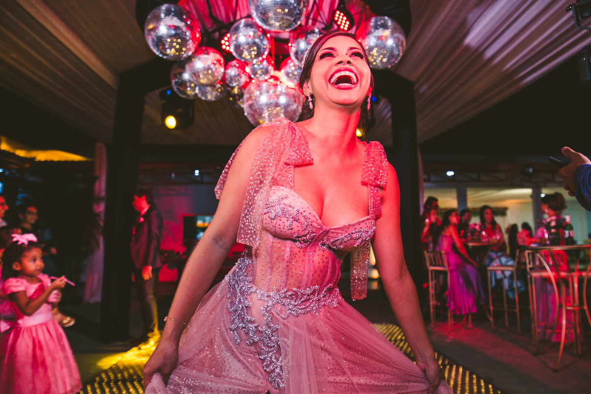 .. #noiva #wedding #weddingday #universodasnoivas #weddingdress #casamento #vestidodenoiva #madrinha#dresses #instadress #bride #weddinginspiration #lapisdenoiva #casamento #fotografodecasamento #weddingphotographer #esession#ensaio #fotografiadecasamento