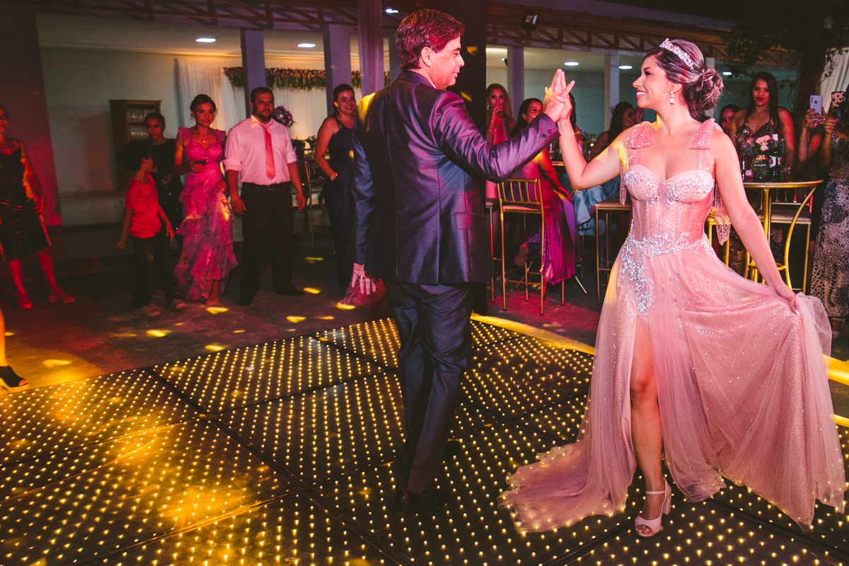 .. #noiva #wedding #weddingday #universodasnoivas #weddingdress #casamento #vestidodenoiva #madrinha#dresses #instadress #bride #weddinginspiration #lapisdenoiva #casamento #fotografodecasamento #weddingphotographer #esession#ensaio #fotografiadecasamento