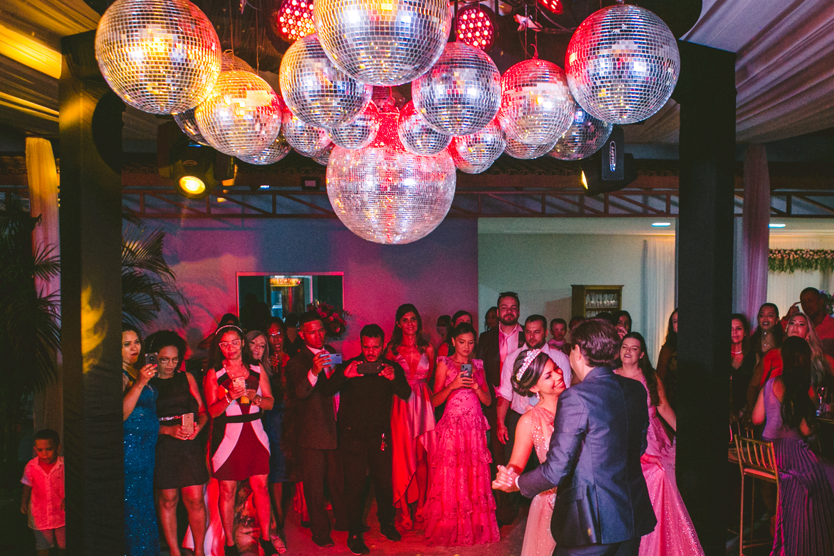 .. #noiva #wedding #weddingday #universodasnoivas #weddingdress #casamento #vestidodenoiva #madrinha#dresses #instadress #bride #weddinginspiration #lapisdenoiva #casamento #fotografodecasamento #weddingphotographer #esession#ensaio #fotografiadecasamento