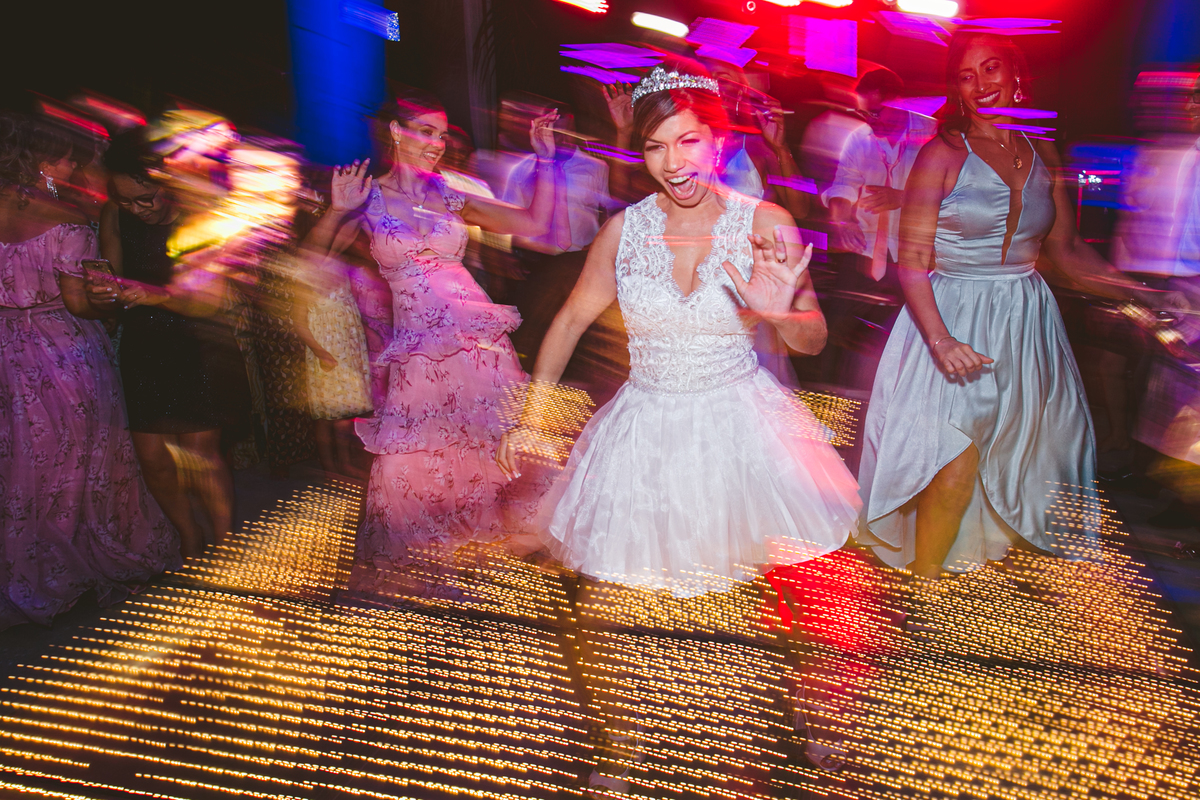 .. #noiva #wedding #weddingday #universodasnoivas #weddingdress #casamento #vestidodenoiva #madrinha#dresses #instadress #bride #weddinginspiration #lapisdenoiva #casamento #fotografodecasamento #weddingphotographer #esession#ensaio #fotografiadecasamento