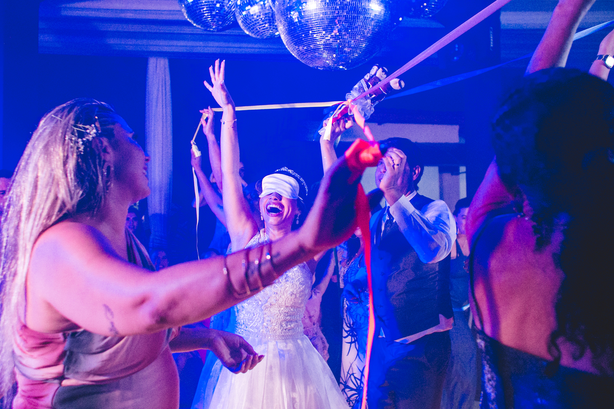 .. #noiva #wedding #weddingday #universodasnoivas #weddingdress #casamento #vestidodenoiva #madrinha#dresses #instadress #bride #weddinginspiration #lapisdenoiva #casamento #fotografodecasamento #weddingphotographer #esession#ensaio #fotografiadecasamento