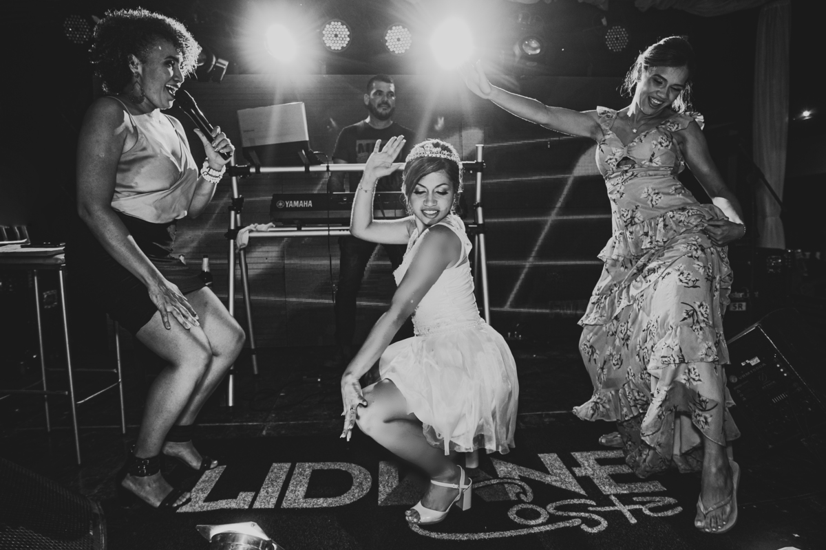 .. #noiva #wedding #weddingday #universodasnoivas #weddingdress #casamento #vestidodenoiva #madrinha#dresses #instadress #bride #weddinginspiration #lapisdenoiva #casamento #fotografodecasamento #weddingphotographer #esession#ensaio #fotografiadecasamento