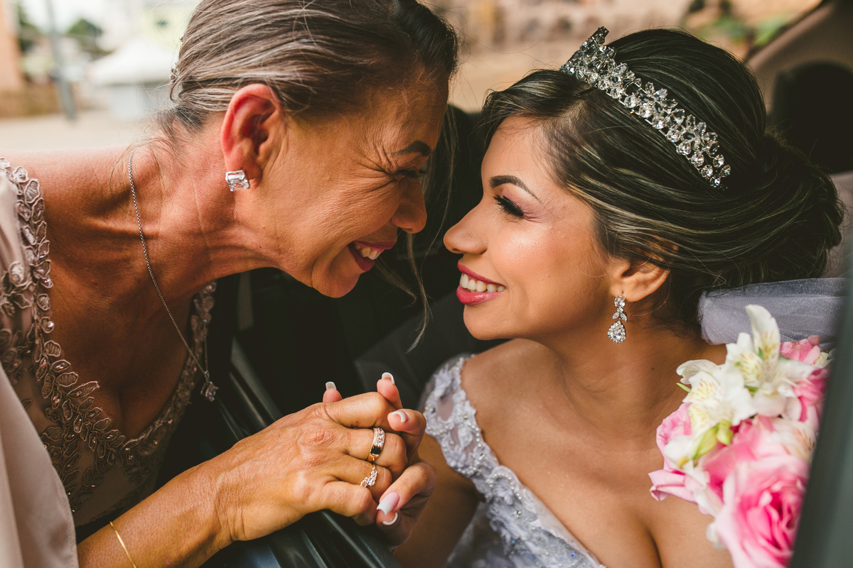 .. #noiva #wedding #weddingday #universodasnoivas #weddingdress #casamento #vestidodenoiva #madrinha#dresses #instadress #bride #weddinginspiration #lapisdenoiva #casamento #fotografodecasamento #weddingphotographer #esession#ensaio #fotografiadecasamento