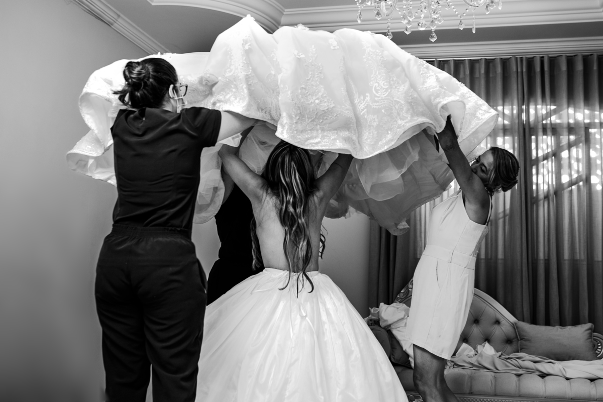 .. #noiva #wedding #weddingday #universodasnoivas #weddingdress #casamento #vestidodenoiva #madrinha#dresses #instadress #bride #weddinginspiration #lapisdenoiva #casamento #fotografodecasamento #weddingphotographer #esession#ensaio #fotografiadecasamento