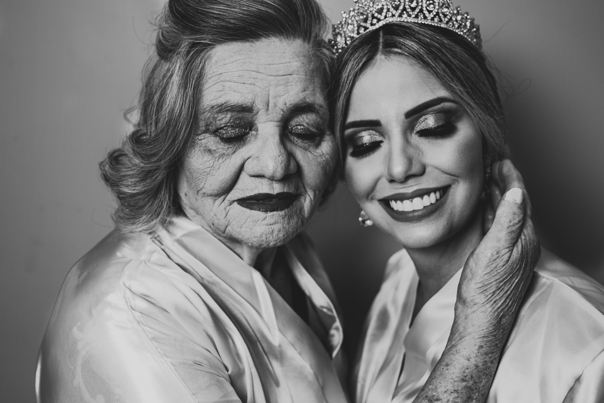 .. #noiva #wedding #weddingday #universodasnoivas #weddingdress #casamento #vestidodenoiva #madrinha#dresses #instadress #bride #weddinginspiration #lapisdenoiva #casamento #fotografodecasamento #weddingphotographer #esession#ensaio #fotografiadecasamento