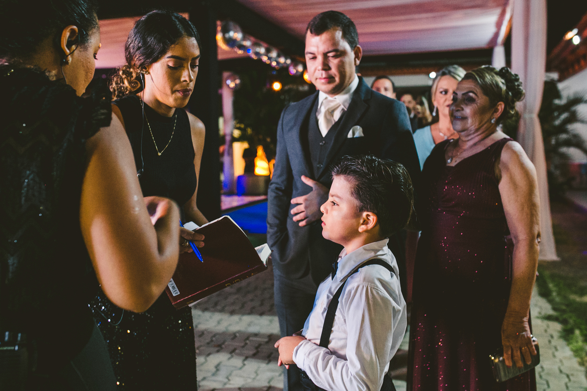 .. #noiva #wedding #weddingday #universodasnoivas #weddingdress #casamento #vestidodenoiva #madrinha#dresses #instadress #bride #weddinginspiration #lapisdenoiva #casamento #fotografodecasamento #weddingphotographer #esession#ensaio #fotografiadecasamento