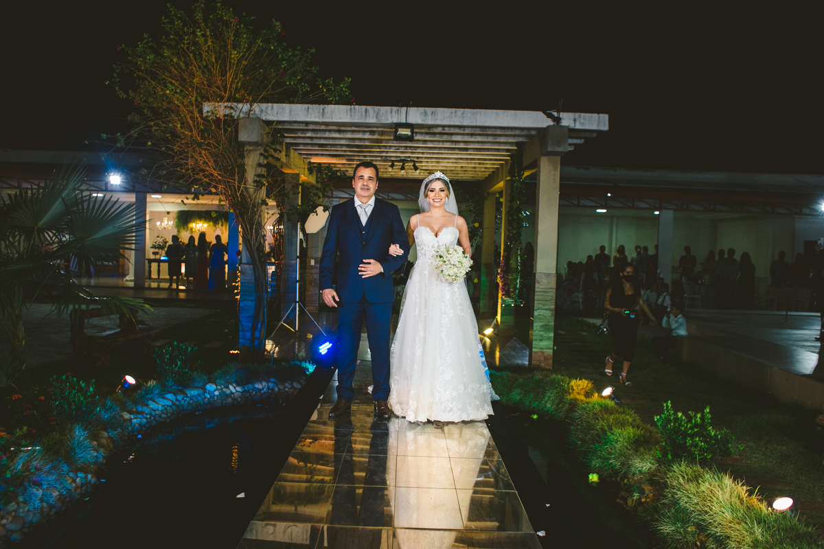 .. #noiva #wedding #weddingday #universodasnoivas #weddingdress #casamento #vestidodenoiva #madrinha#dresses #instadress #bride #weddinginspiration #lapisdenoiva #casamento #fotografodecasamento #weddingphotographer #esession#ensaio #fotografiadecasamento