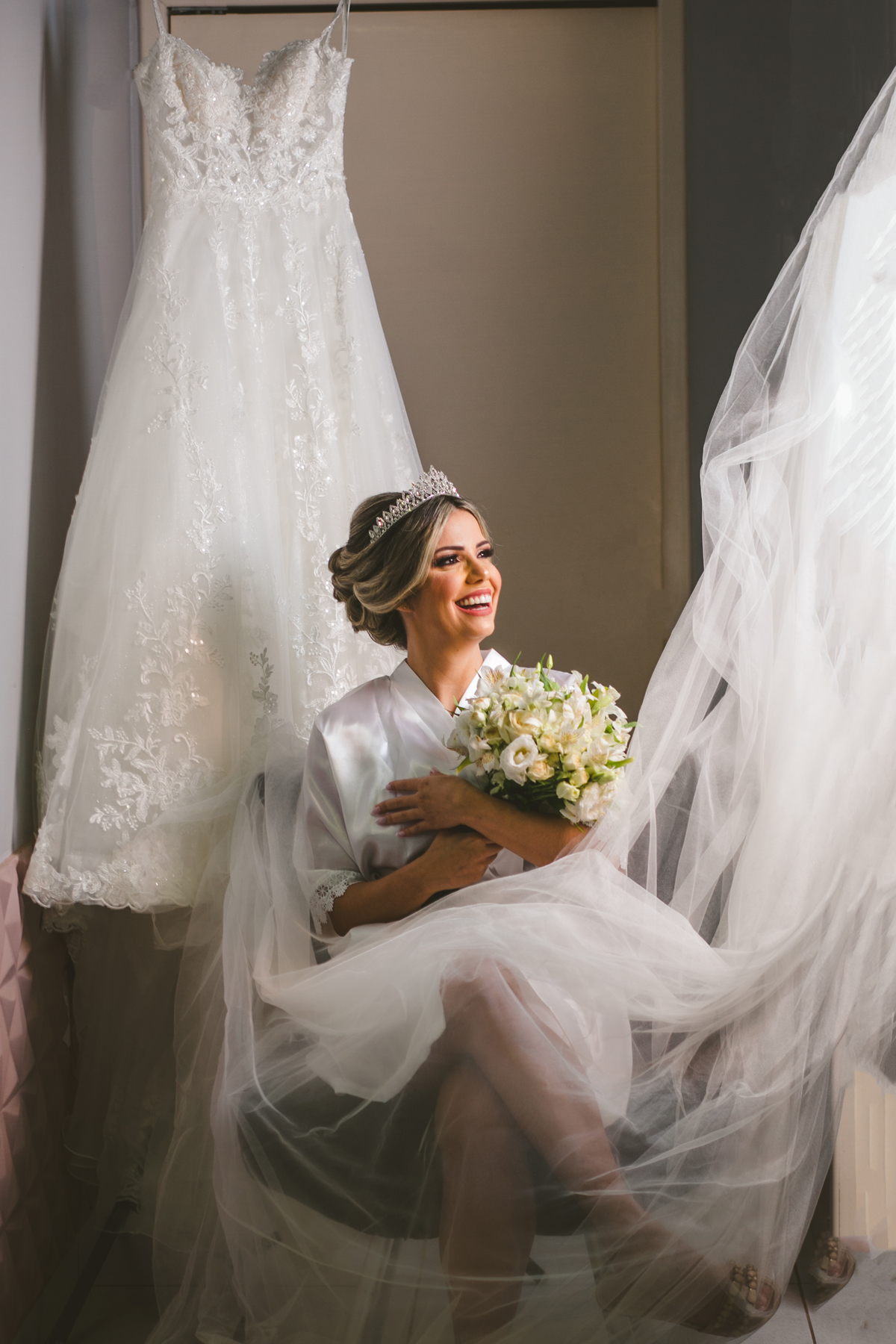 .. #noiva #wedding #weddingday #universodasnoivas #weddingdress #casamento #vestidodenoiva #madrinha#dresses #instadress #bride #weddinginspiration #lapisdenoiva #casamento #fotografodecasamento #weddingphotographer #esession#ensaio #fotografiadecasamento