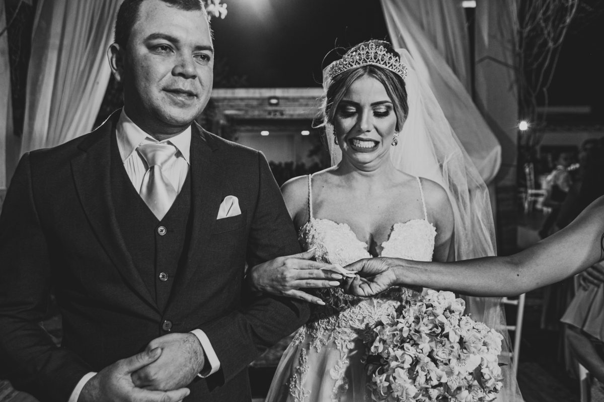 .. #noiva #wedding #weddingday #universodasnoivas #weddingdress #casamento #vestidodenoiva #madrinha#dresses #instadress #bride #weddinginspiration #lapisdenoiva #casamento #fotografodecasamento #weddingphotographer #esession#ensaio #fotografiadecasamento