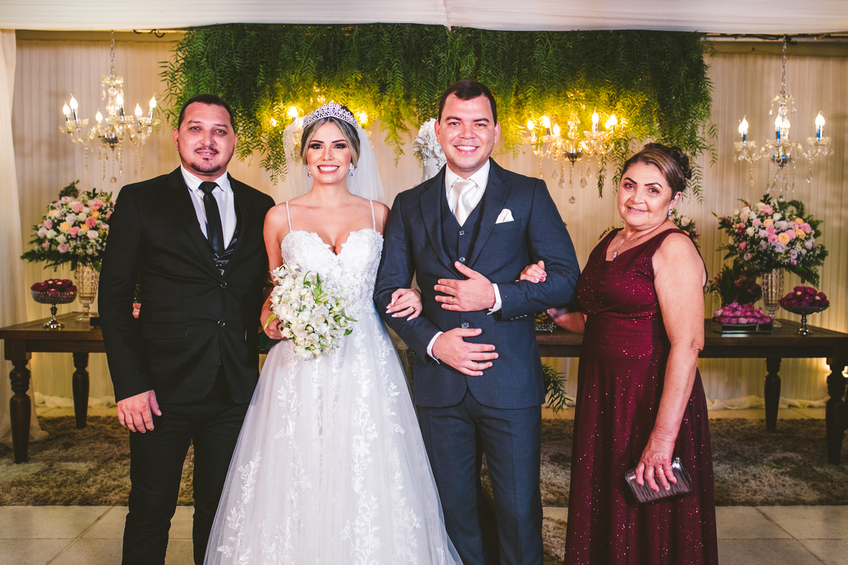 .. #noiva #wedding #weddingday #universodasnoivas #weddingdress #casamento #vestidodenoiva #madrinha#dresses #instadress #bride #weddinginspiration #lapisdenoiva #casamento #fotografodecasamento #weddingphotographer #esession#ensaio #fotografiadecasamento