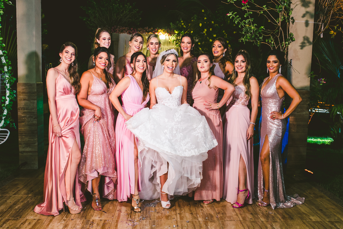 .. #noiva #wedding #weddingday #universodasnoivas #weddingdress #casamento #vestidodenoiva #madrinha#dresses #instadress #bride #weddinginspiration #lapisdenoiva #casamento #fotografodecasamento #weddingphotographer #esession#ensaio #fotografiadecasamento