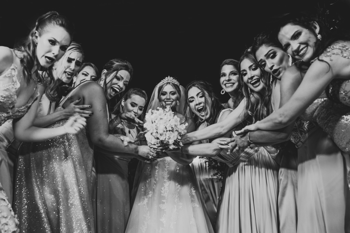 .. #noiva #wedding #weddingday #universodasnoivas #weddingdress #casamento #vestidodenoiva #madrinha#dresses #instadress #bride #weddinginspiration #lapisdenoiva #casamento #fotografodecasamento #weddingphotographer #esession#ensaio #fotografiadecasamento