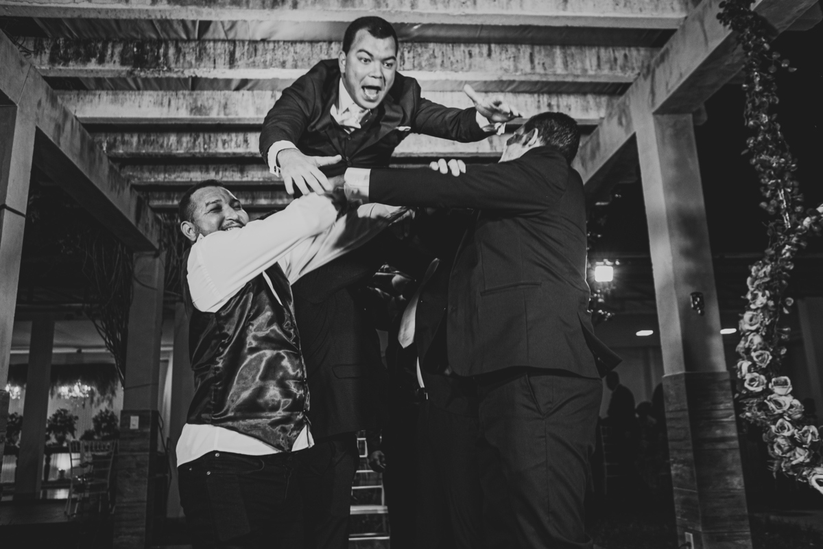 .. #noiva #wedding #weddingday #universodasnoivas #weddingdress #casamento #vestidodenoiva #madrinha#dresses #instadress #bride #weddinginspiration #lapisdenoiva #casamento #fotografodecasamento #weddingphotographer #esession#ensaio #fotografiadecasamento