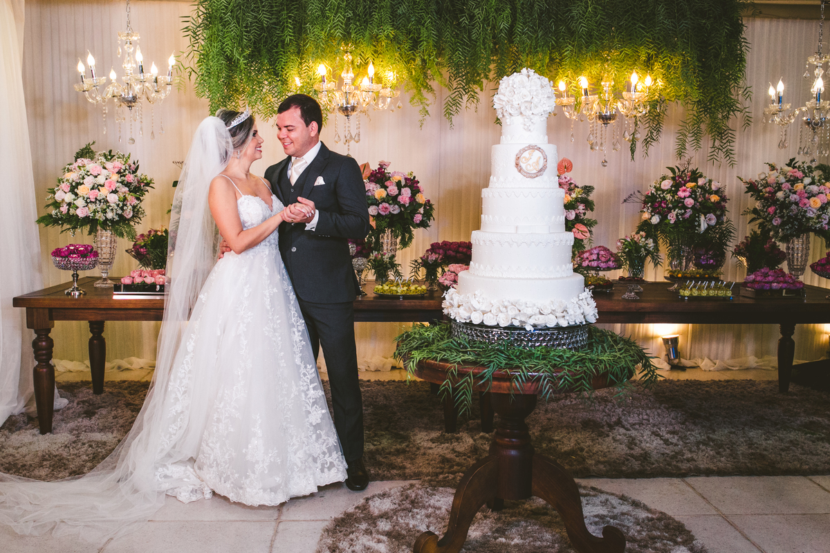 .. #noiva #wedding #weddingday #universodasnoivas #weddingdress #casamento #vestidodenoiva #madrinha#dresses #instadress #bride #weddinginspiration #lapisdenoiva #casamento #fotografodecasamento #weddingphotographer #esession#ensaio #fotografiadecasamento