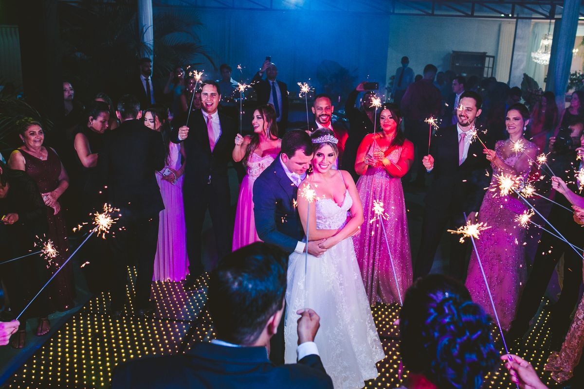 .. #noiva #wedding #weddingday #universodasnoivas #weddingdress #casamento #vestidodenoiva #madrinha#dresses #instadress #bride #weddinginspiration #lapisdenoiva #casamento #fotografodecasamento #weddingphotographer #esession#ensaio #fotografiadecasamento