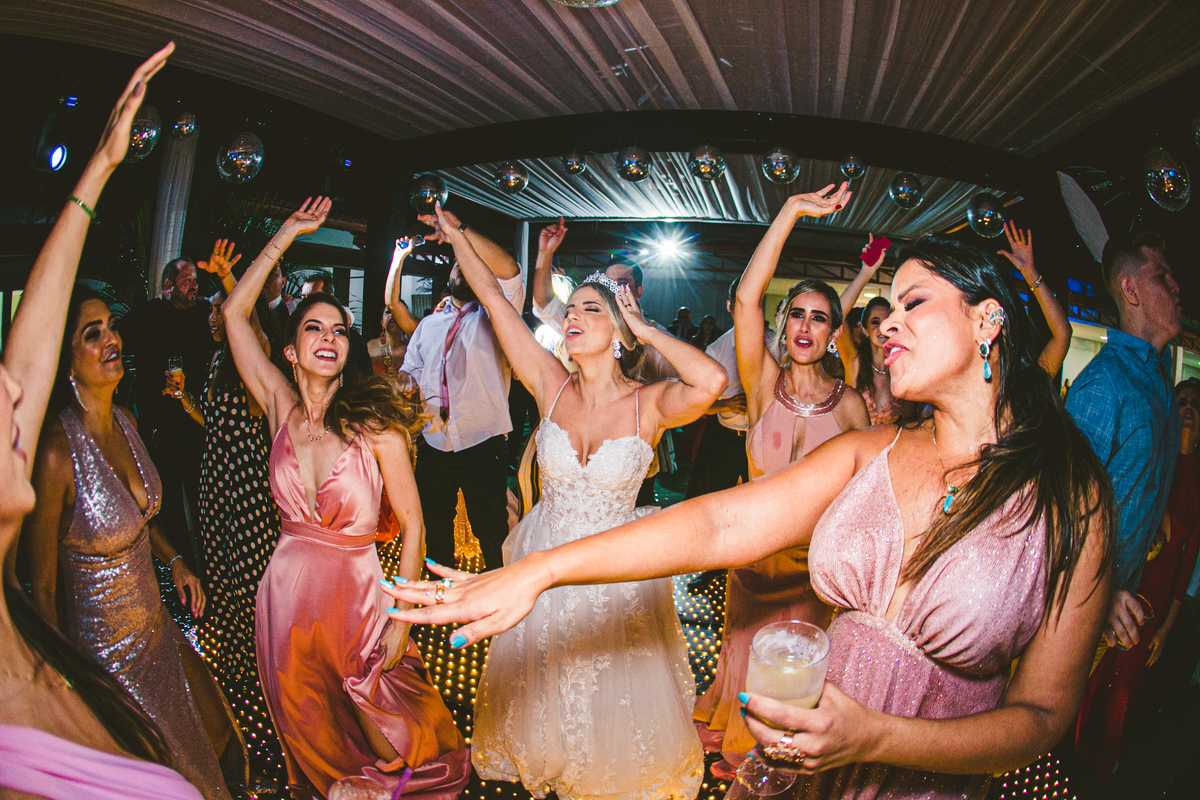 .. #noiva #wedding #weddingday #universodasnoivas #weddingdress #casamento #vestidodenoiva #madrinha#dresses #instadress #bride #weddinginspiration #lapisdenoiva #casamento #fotografodecasamento #weddingphotographer #esession#ensaio #fotografiadecasamento