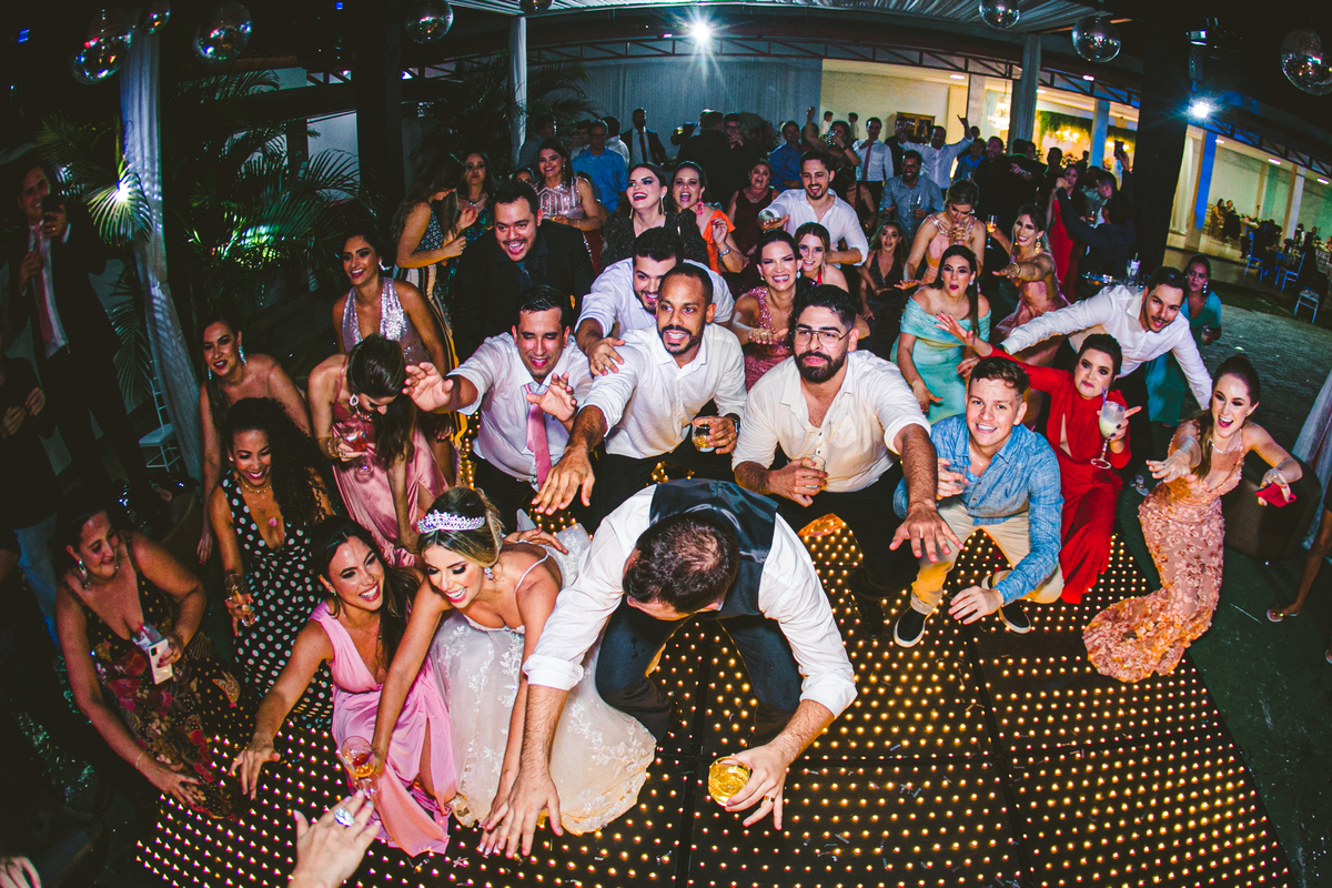 .. #noiva #wedding #weddingday #universodasnoivas #weddingdress #casamento #vestidodenoiva #madrinha#dresses #instadress #bride #weddinginspiration #lapisdenoiva #casamento #fotografodecasamento #weddingphotographer #esession#ensaio #fotografiadecasamento