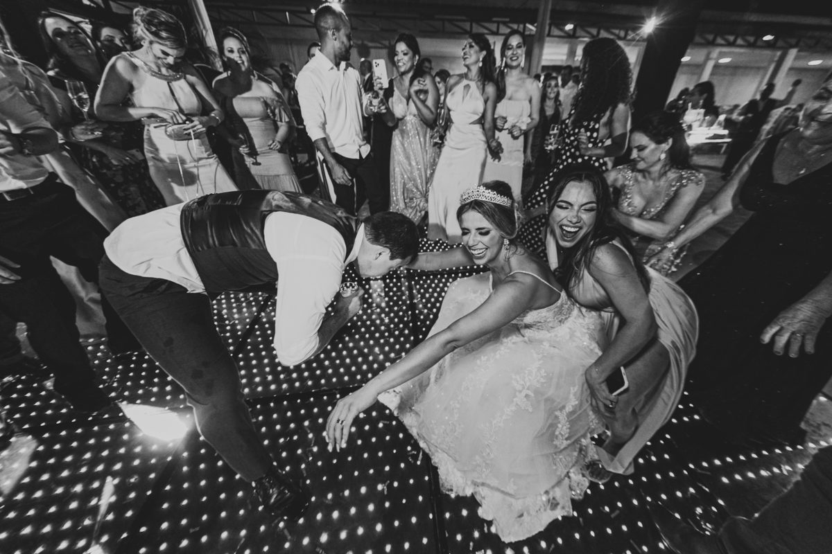 .. #noiva #wedding #weddingday #universodasnoivas #weddingdress #casamento #vestidodenoiva #madrinha#dresses #instadress #bride #weddinginspiration #lapisdenoiva #casamento #fotografodecasamento #weddingphotographer #esession#ensaio #fotografiadecasamento