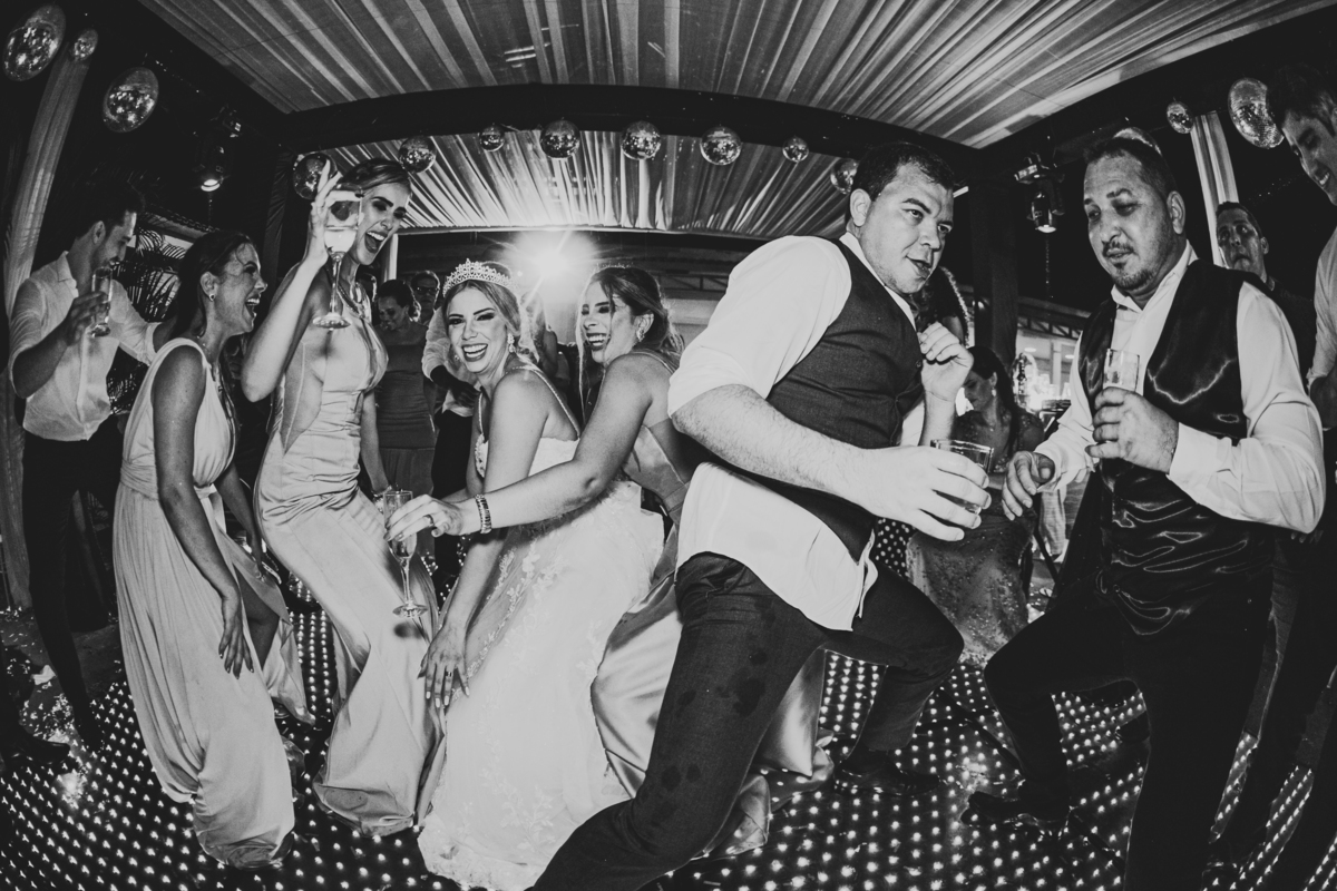 .. #noiva #wedding #weddingday #universodasnoivas #weddingdress #casamento #vestidodenoiva #madrinha#dresses #instadress #bride #weddinginspiration #lapisdenoiva #casamento #fotografodecasamento #weddingphotographer #esession#ensaio #fotografiadecasamento