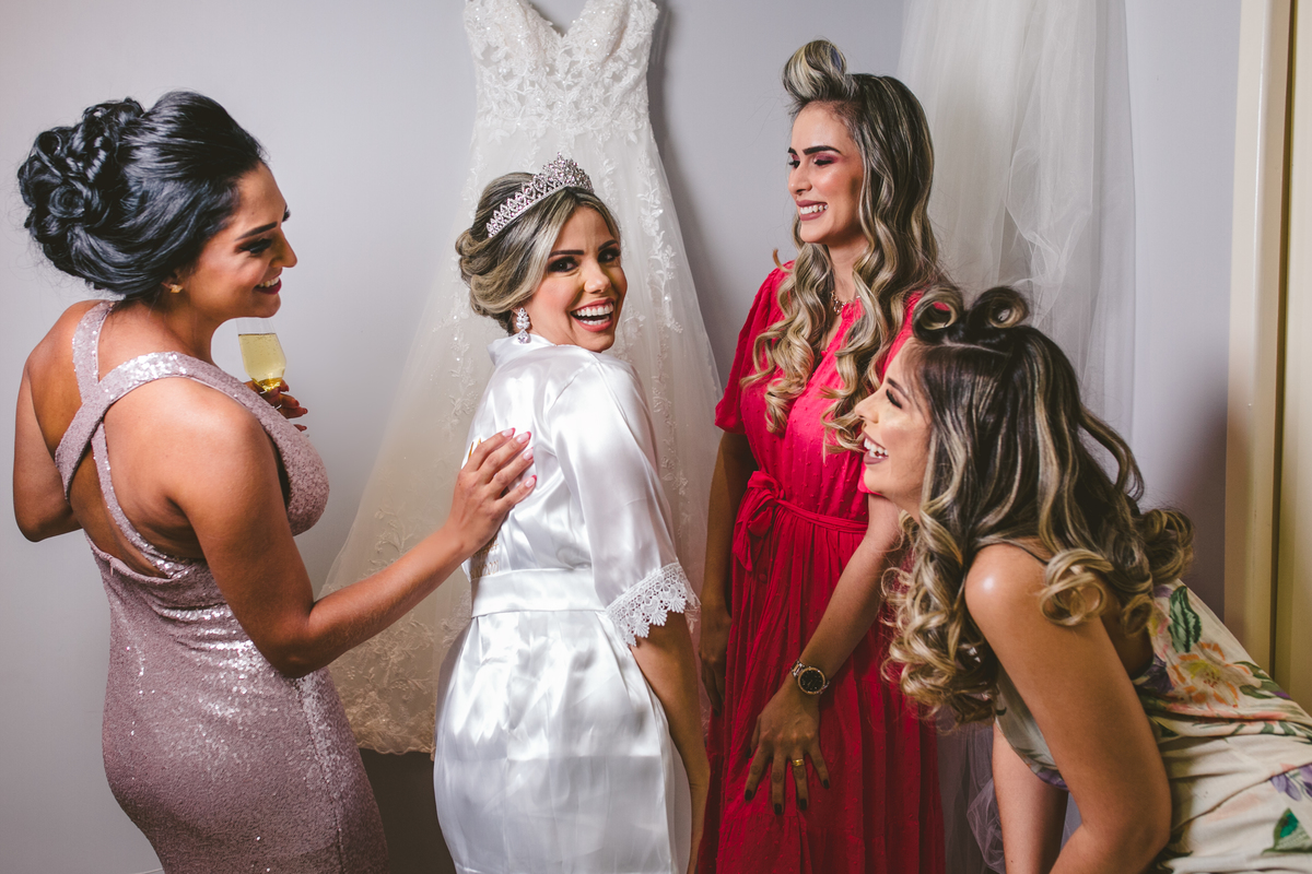 .. #noiva #wedding #weddingday #universodasnoivas #weddingdress #casamento #vestidodenoiva #madrinha#dresses #instadress #bride #weddinginspiration #lapisdenoiva #casamento #fotografodecasamento #weddingphotographer #esession#ensaio #fotografiadecasamento