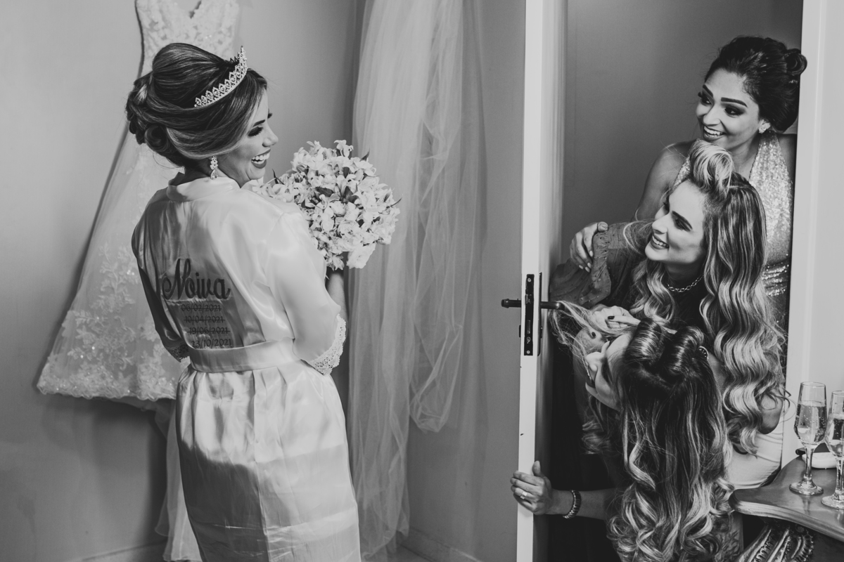 .. #noiva #wedding #weddingday #universodasnoivas #weddingdress #casamento #vestidodenoiva #madrinha#dresses #instadress #bride #weddinginspiration #lapisdenoiva #casamento #fotografodecasamento #weddingphotographer #esession#ensaio #fotografiadecasamento