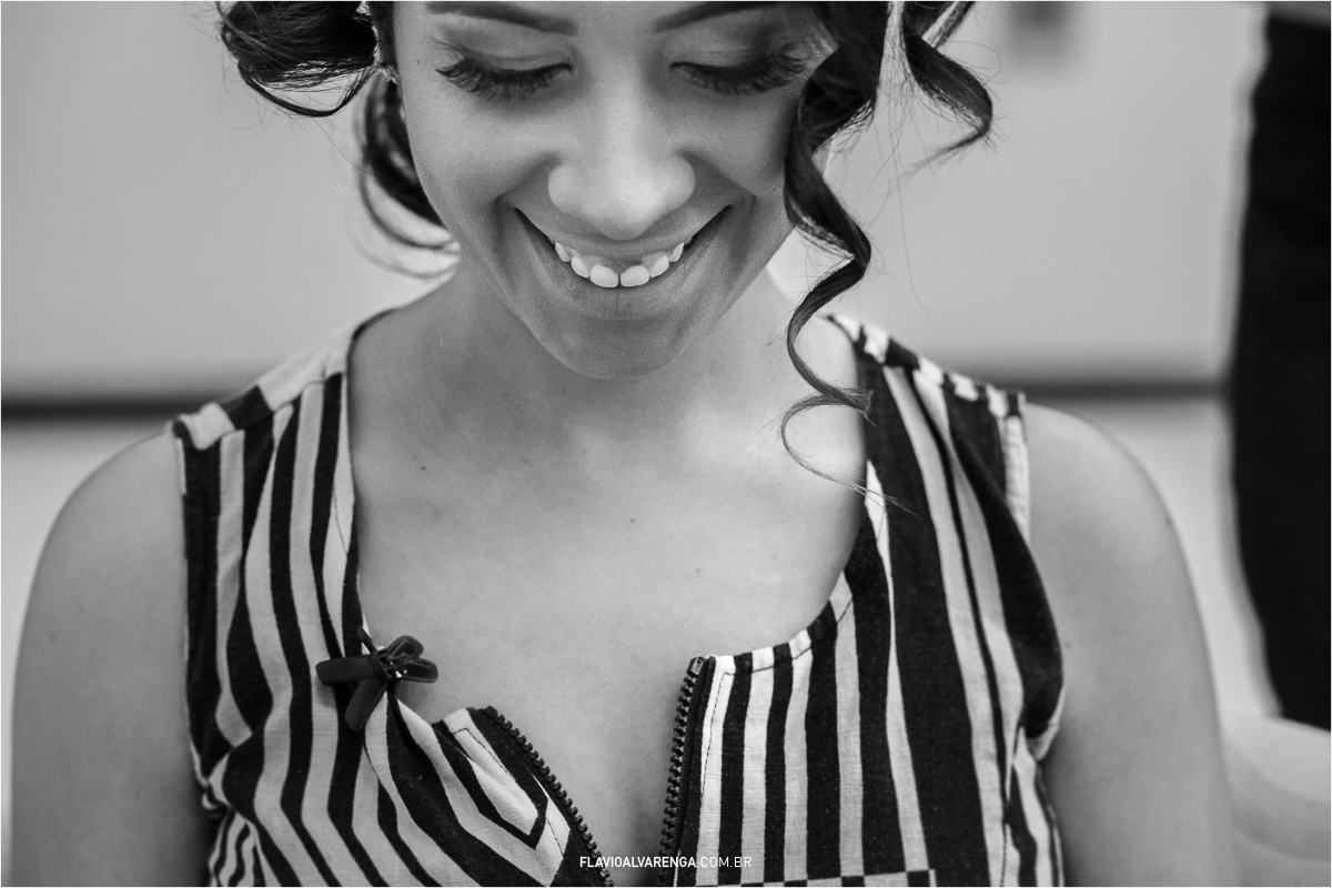 noiva se arrumando no dia do casamento