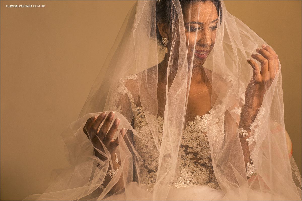 véu de noiva em foto criativa de casamento