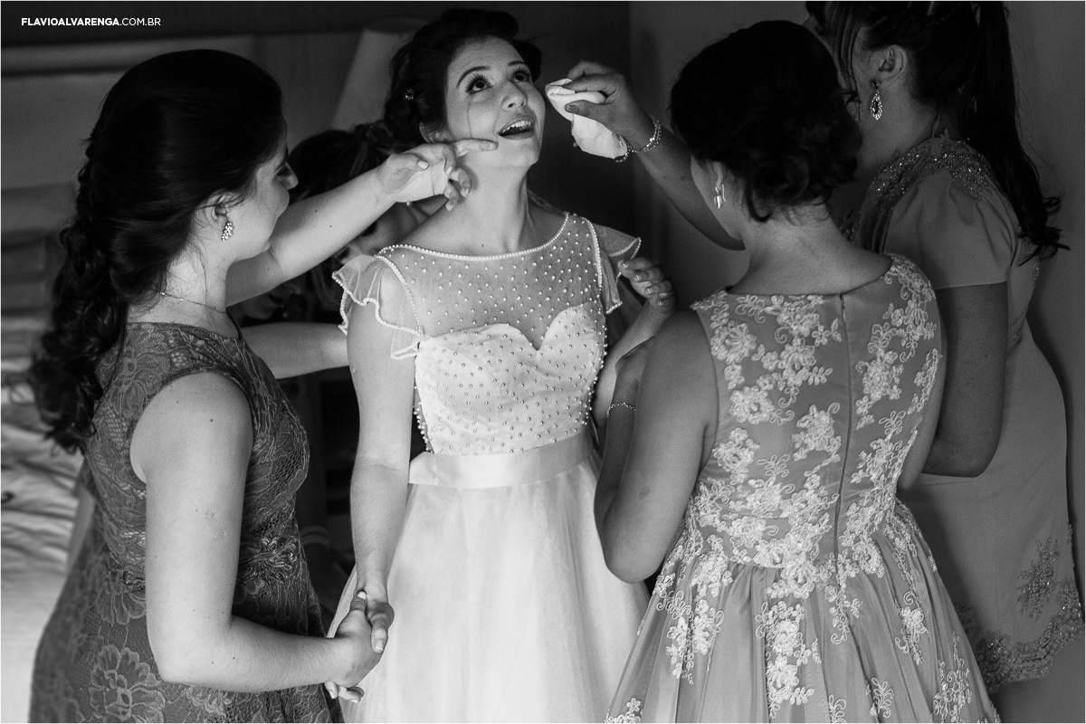 Noiva chorando no making of antes do casamento