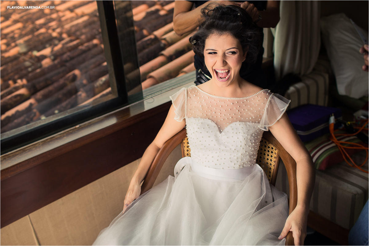 Fotos diferentes da noiva enquanto se arruma