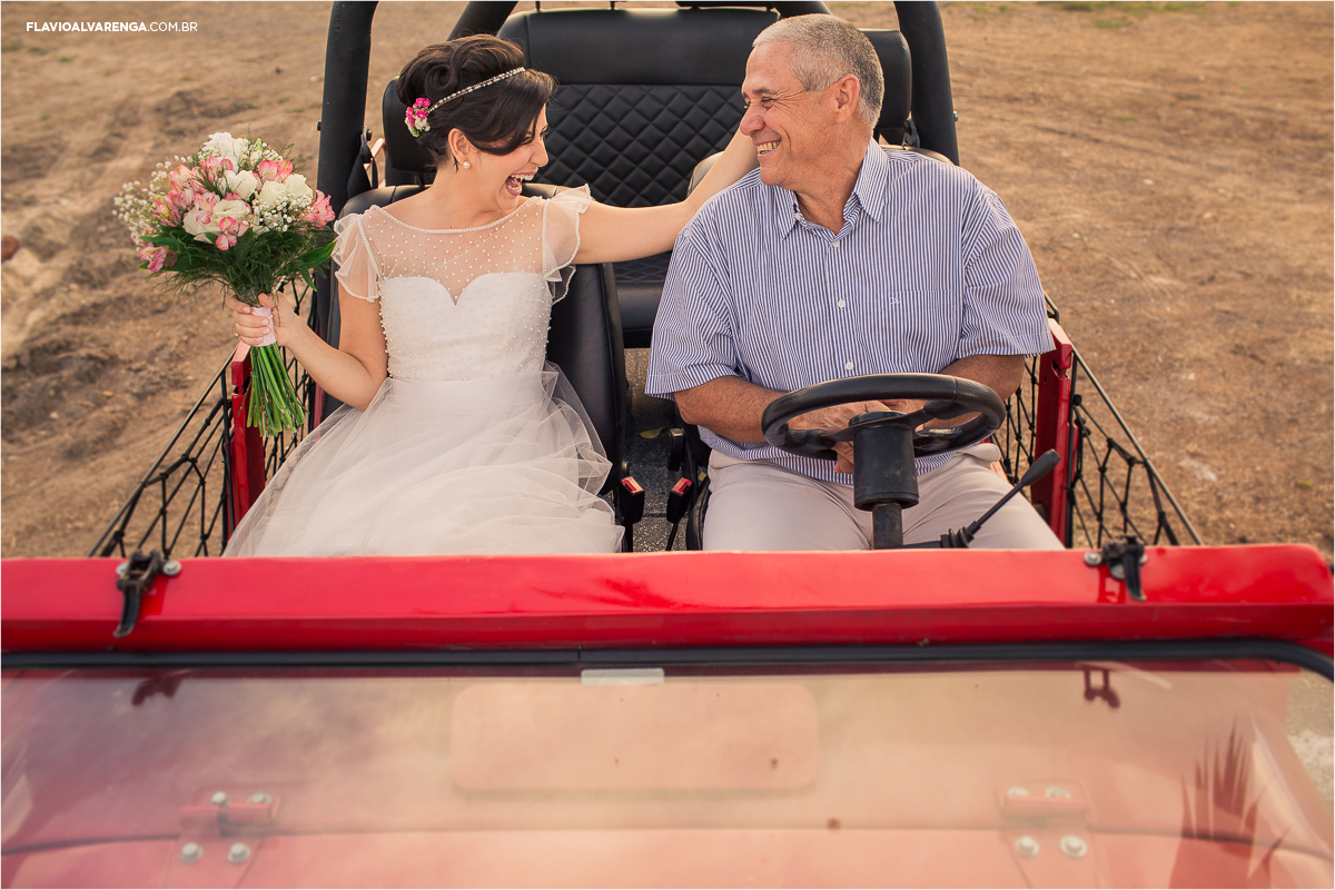 Foto diferente da chegada da noiva com seu pai