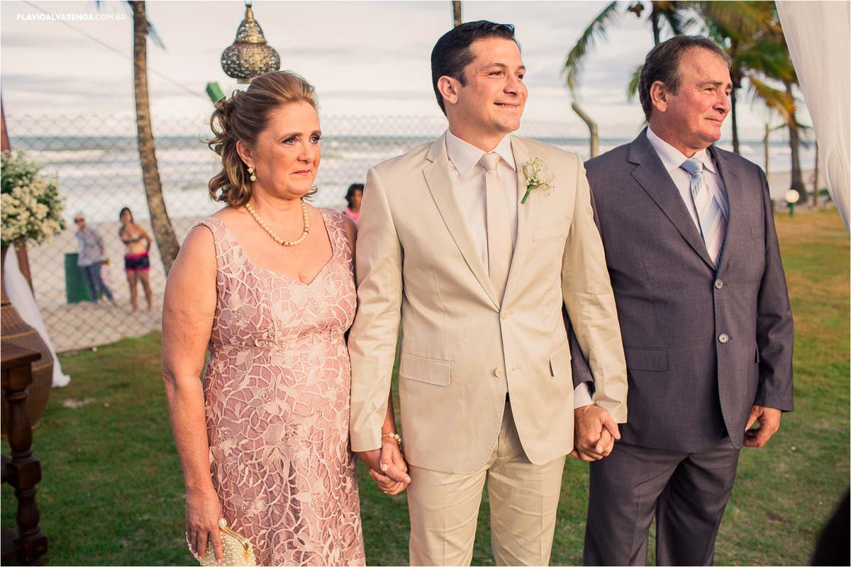 Noivo entra com seu pai e mãe