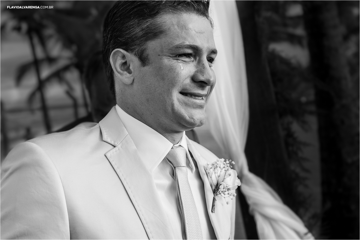 Noivo emocionado na entrada da noiva