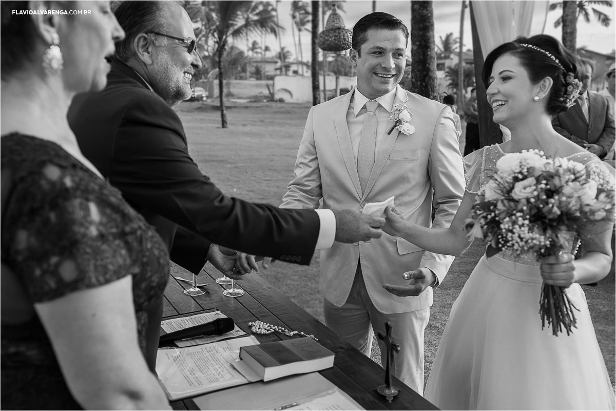 Noiva e noivo emocionados no seu casamento na praia