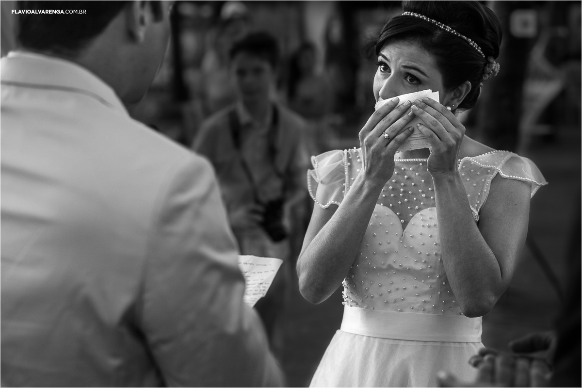 Noiva emocionada durante seu casamento