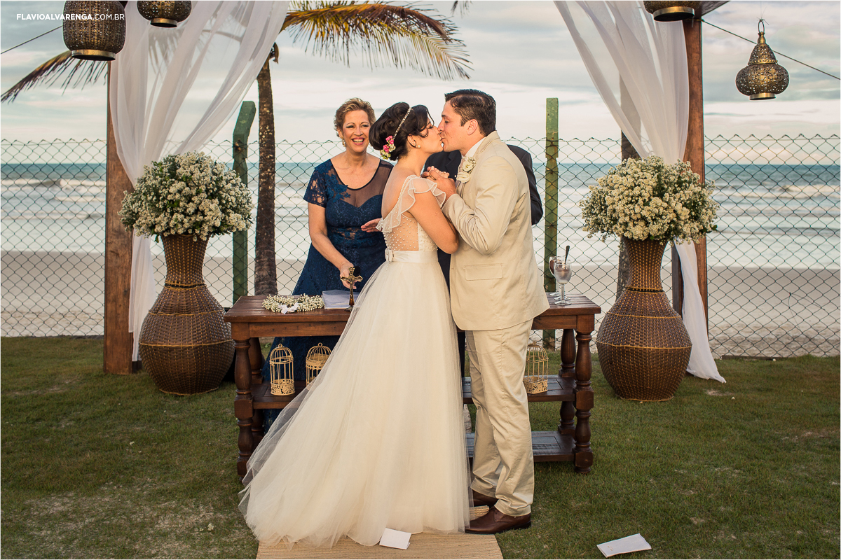 Beijo dos noivos na praia