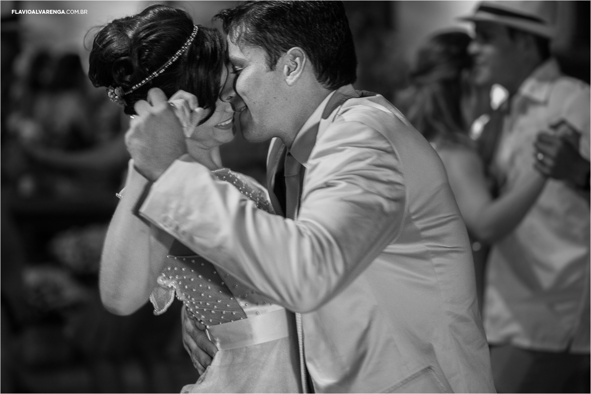 Casal dançando em seu casamento na Bahia