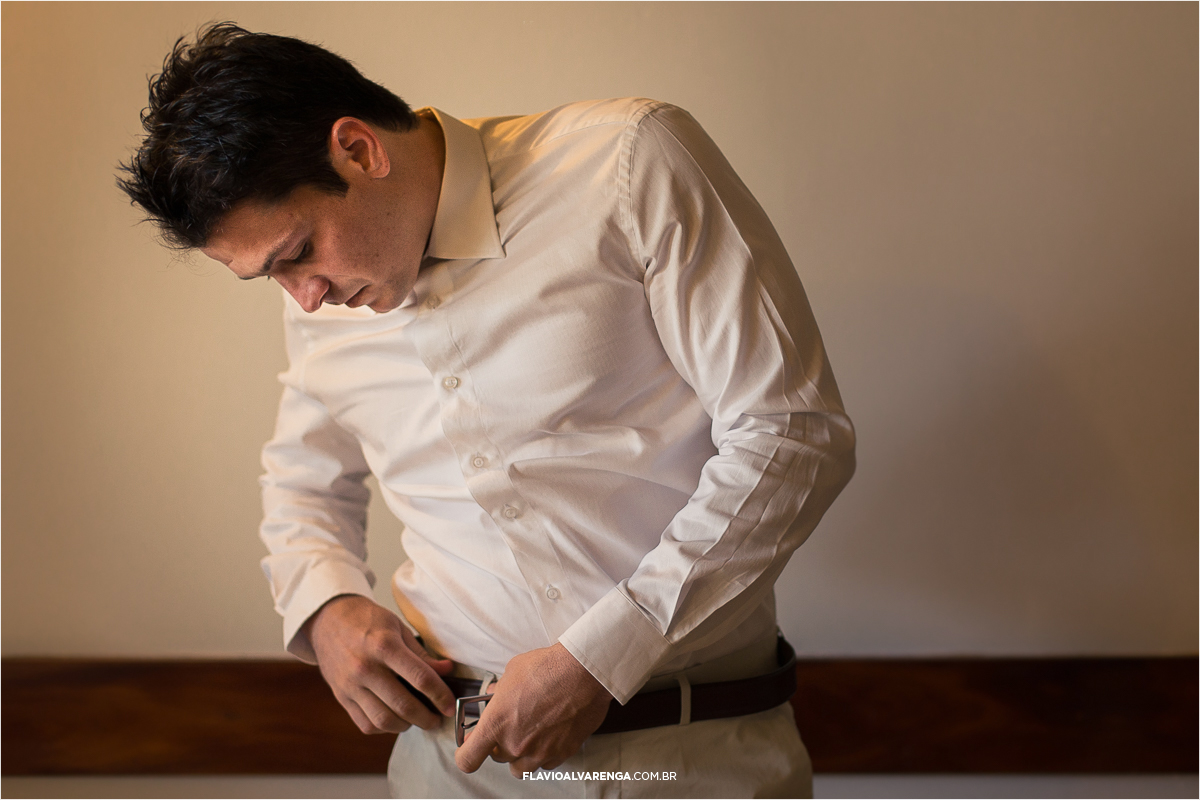 Noivo se arrumando pro casamento